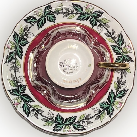 🎈2/$30 - WINDSOR TEACUP & SAUCER. Bone china. Red, flowers & gold rim. England. - Picture 4 of 9